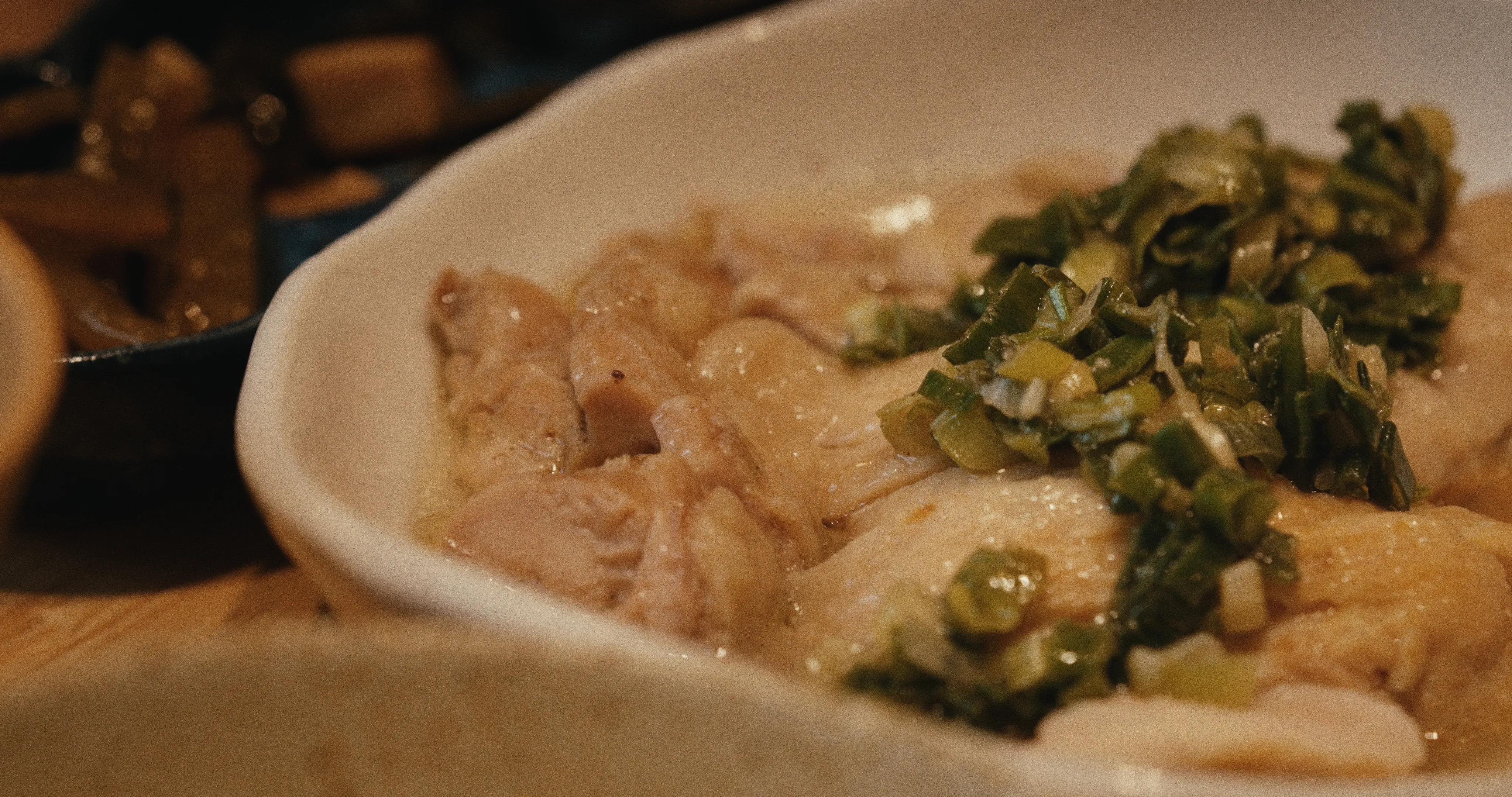 蔥蔥Cong Cong Diner蔥油雞特寫，白盤裡的雞肉鋪滿切碎的蔥花與蔥油