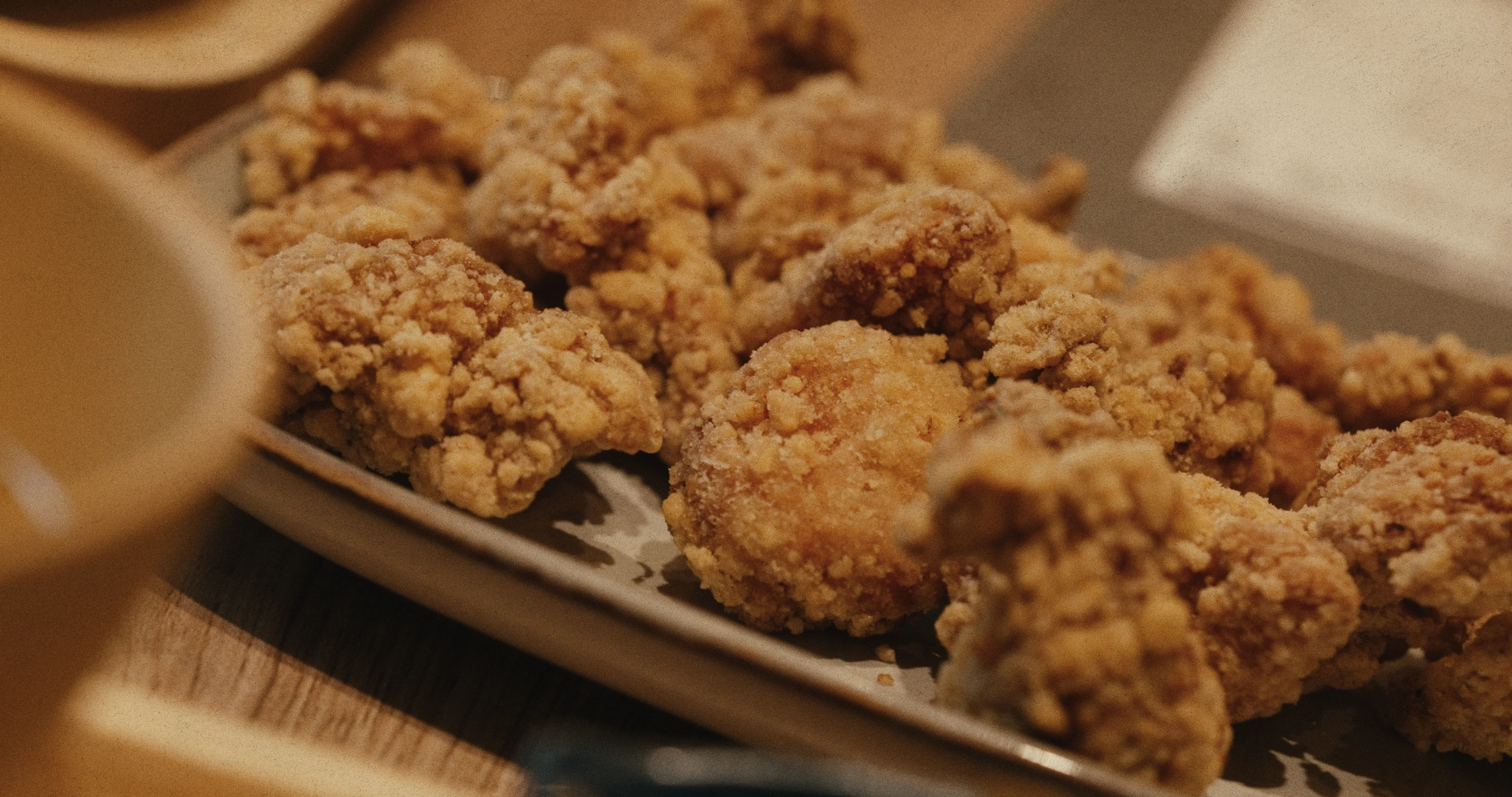 蔥蔥Cong Cong Diner加購的炸物特寫，一盤裹粉酥炸的雞肉塊堆疊在餐盤上